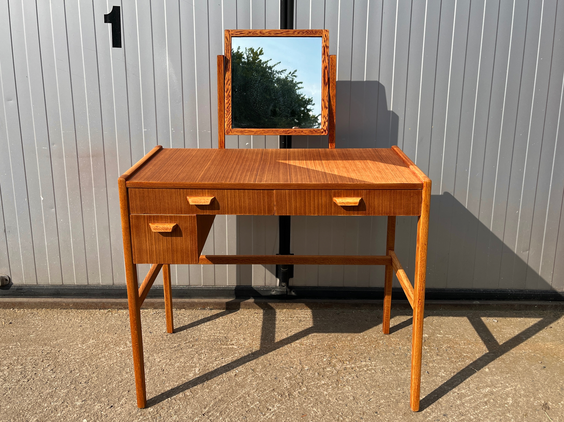 Sminkbord i teak med vridbar spegel