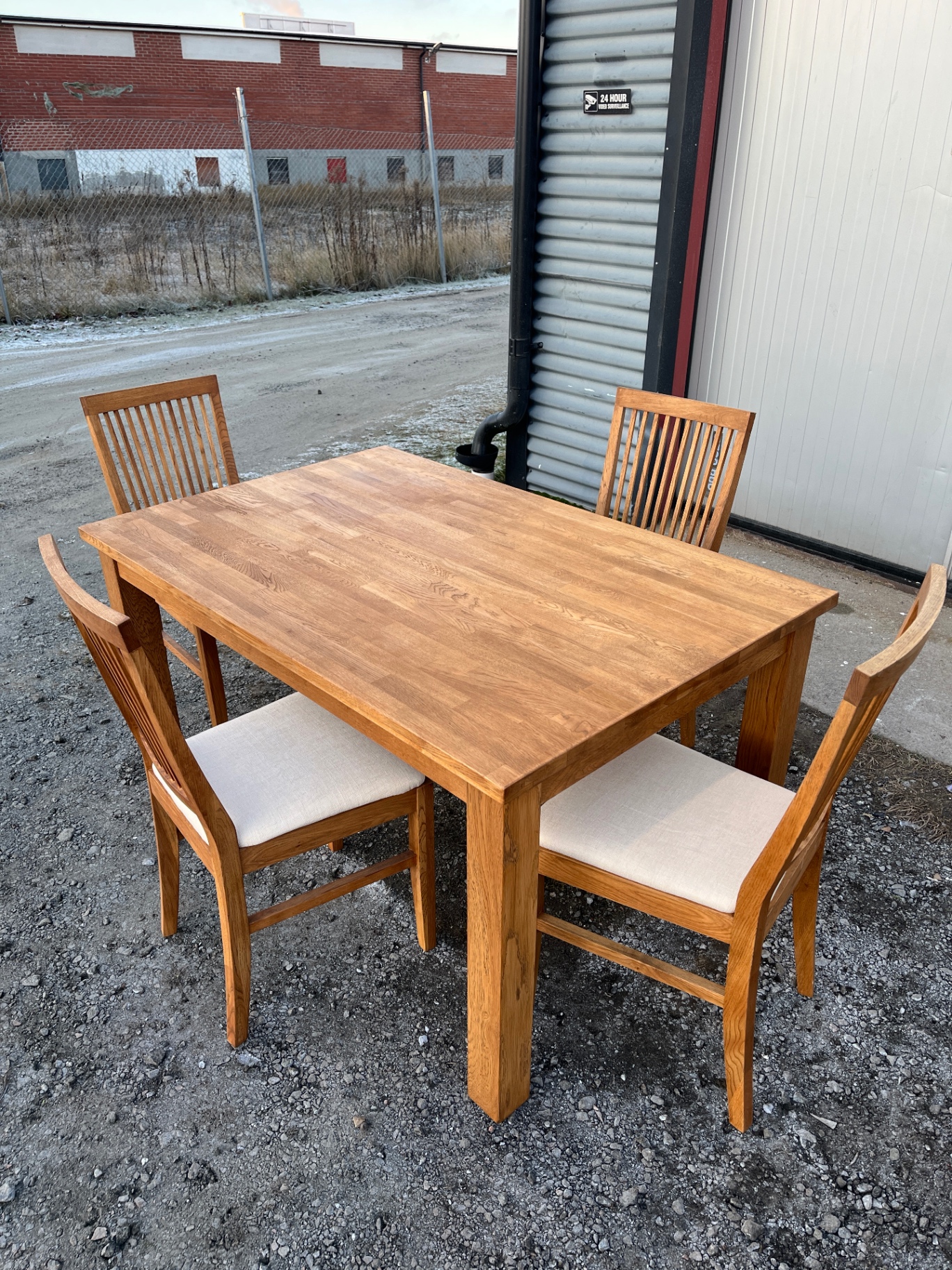 Matgrupp ek – 4 stolar med ljus tygsits