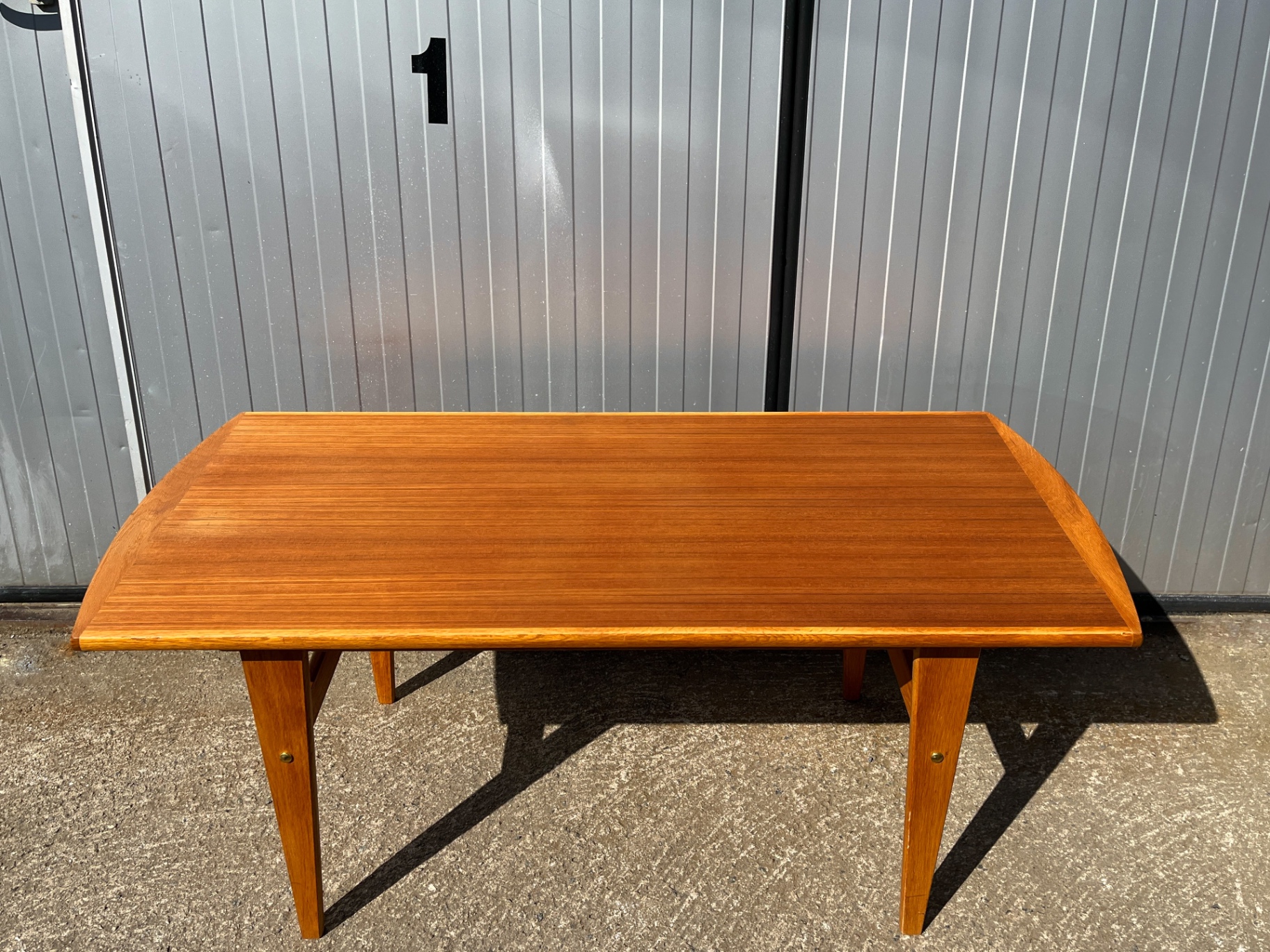 Soffbord i teak med ekben och mässingsdetaljer