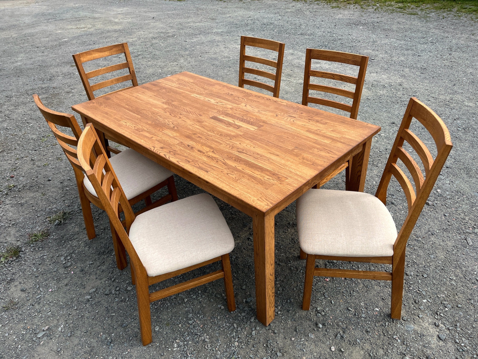 Matgrupp i ek – bord och 6 stolar med beige tygsits