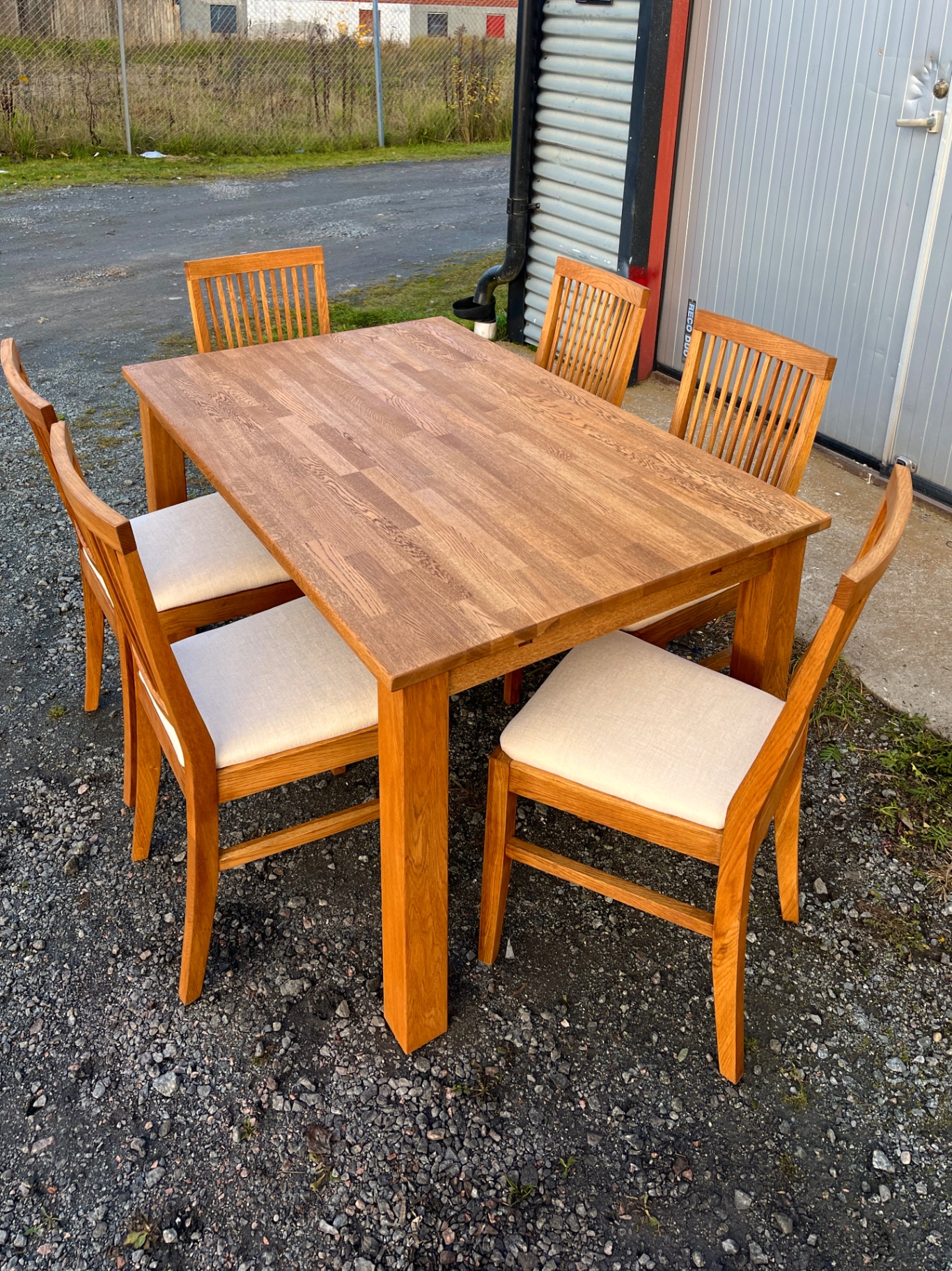 Matgrupp ek – 6 stolar med beige tygsits