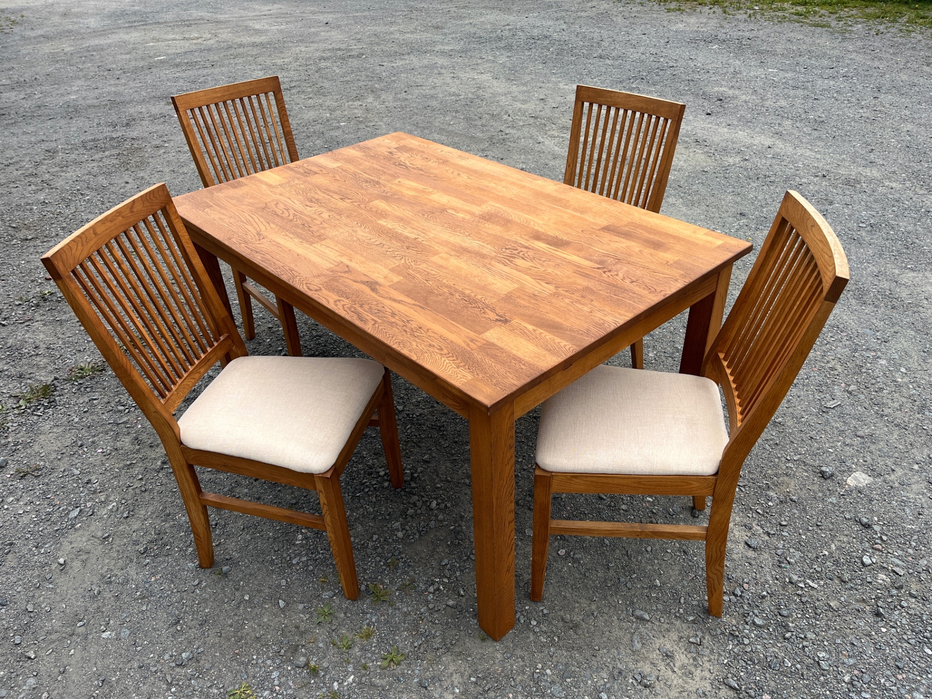 Matgrupp i ek – bord och 4 stolar med beige linnesits